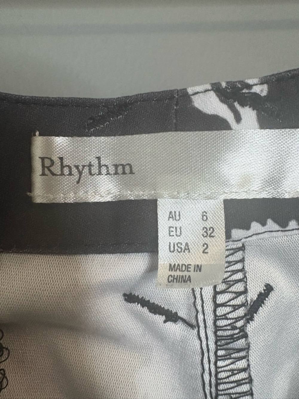 Rhythm Black White Floral Cropped Pants Slim Fit Size 2 - Picture 9 of 10
